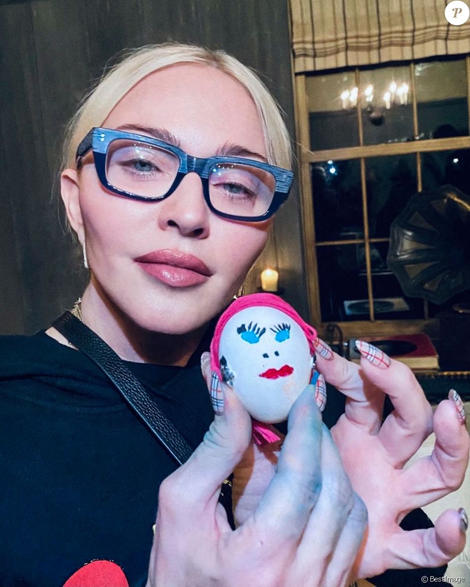 Madonna fête Pâques à la maison avec sa famille aux Etats-Unis, le 5 avril 2021.