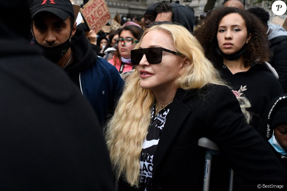 Madonna participe à une manifestation à Londres lors du mouvement Black Lives Matter rally en hommage à George Floyd et contre les violences policières le 6 juin 2020.