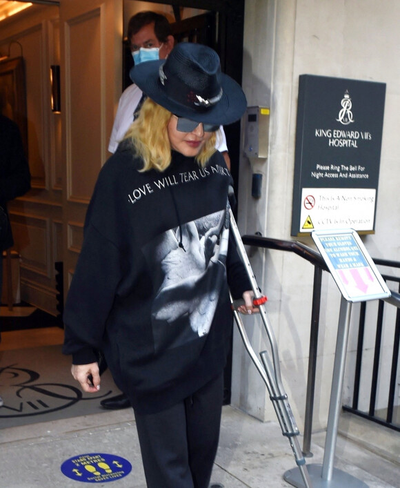 Exclusif - Madonna sort à l'aide d'une béquille de l'hôpital King Edward VII à Londres, le 29 mai 2020.