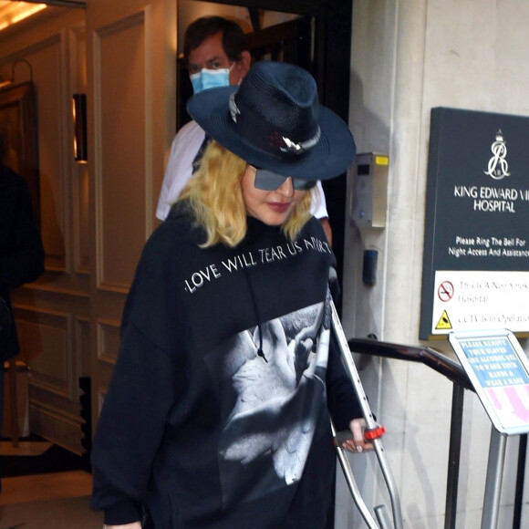 Exclusif - Madonna sort à l'aide d'une béquille de l'hôpital King Edward VII à Londres, le 29 mai 2020.