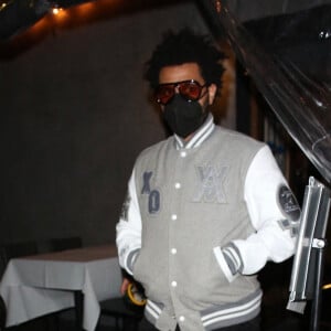 Exclusif - The Weeknd signe des autographes après être allé dîner au restaurant Crossroads à West Hollywood avec des amis. Le 25 mars 2021