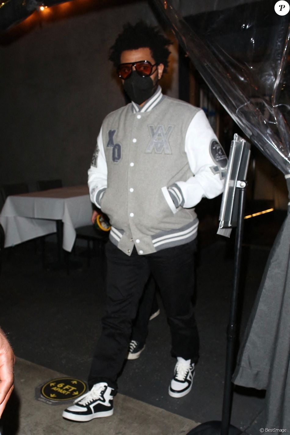Exclusif - The Weeknd signe des autographes après être allé dîner au restaurant Crossroads à West Hollywood avec des amis. Le 25 mars 2021