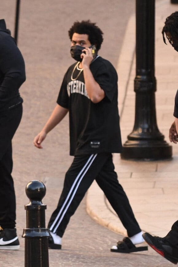 The Weeknd est allé faire du shopping sur Rodeo Drive à Beverly Hills, accompagné de son garde du corps. Le 3 décembre 2020