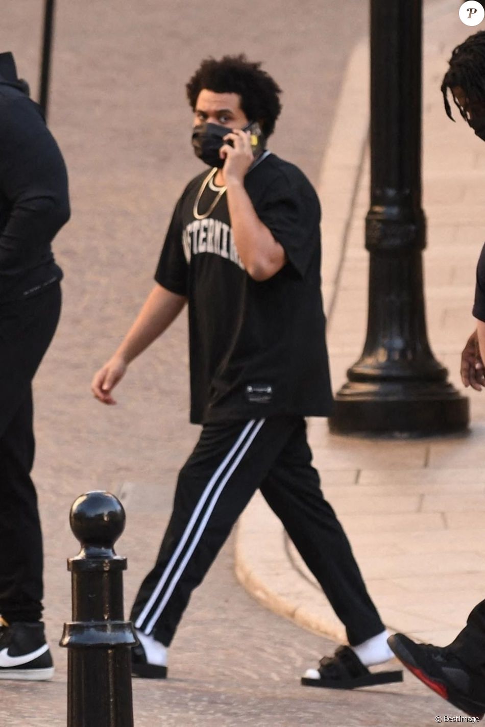 The Weeknd est allé faire du shopping sur Rodeo Drive à Beverly Hills, accompagné de son garde du corps. Le 3 décembre 2020