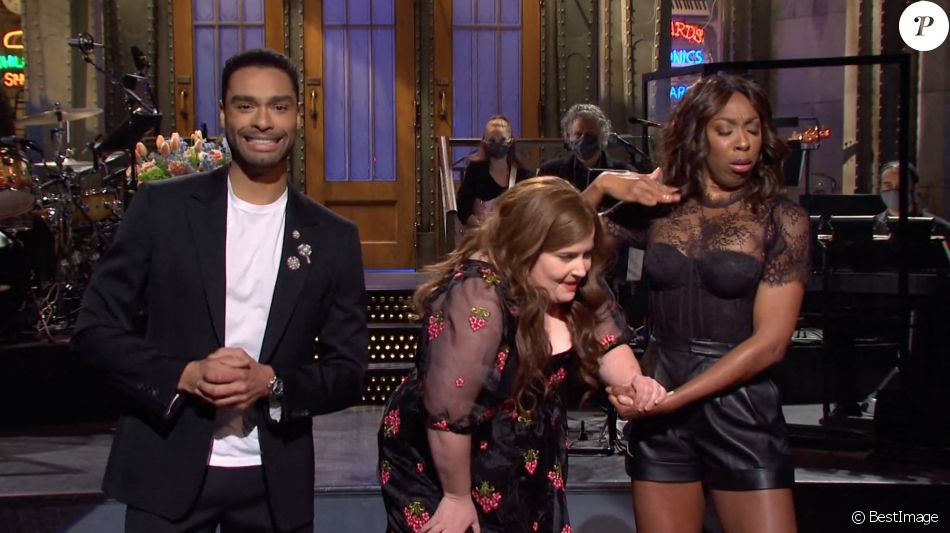 Regé-Jean Page parodie la série "Bridgerton" dans l'émission "Saturday Night Live", février 2021.