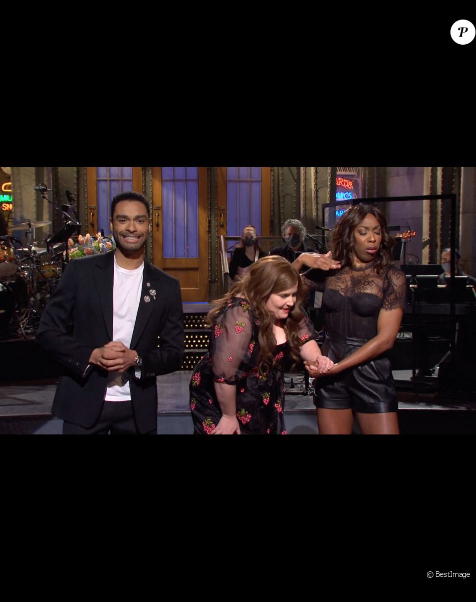 Regé-Jean Page parodie la série "Bridgerton" dans l'émission "Saturday Night Live", février 2021.
