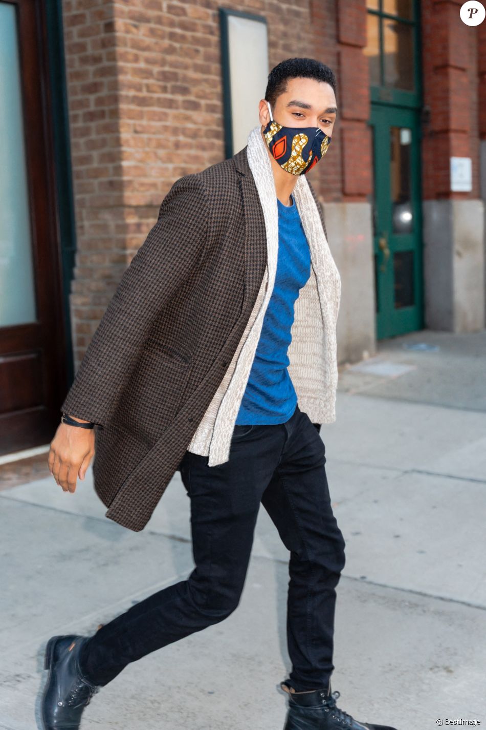 Regé-Jean Page (acteur dans la série "La Chronique des Bridgerton") à la sortie de son hôtel à New York, le 16 février 2021.