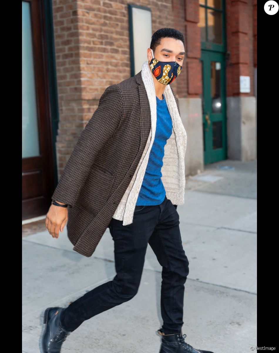 Regé-Jean Page (acteur dans la série "La Chronique des Bridgerton") à la sortie de son hôtel à New York, le 16 février 2021.