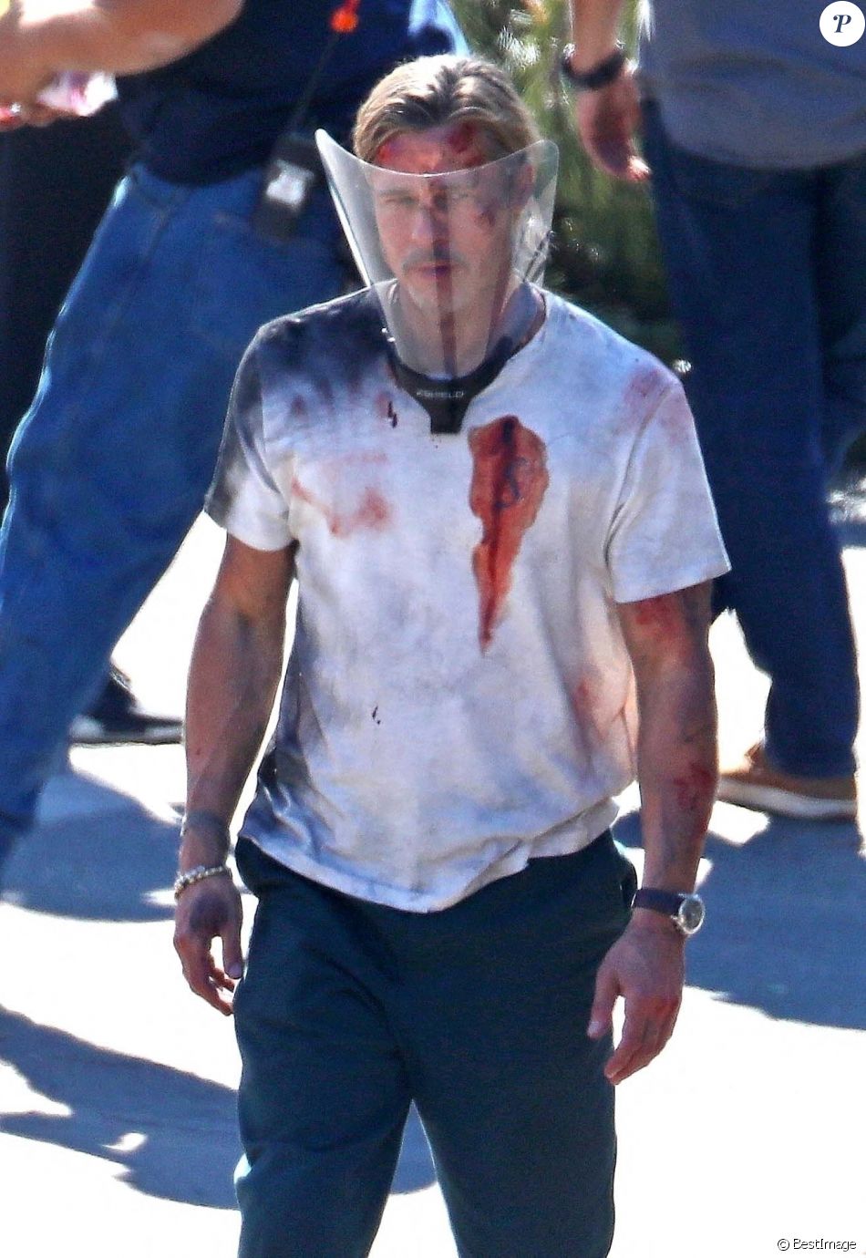 Exclusif - Brad Pitt sur le tournage du film "Bullet Train'' à Los Angeles, le 4 mars 2021.