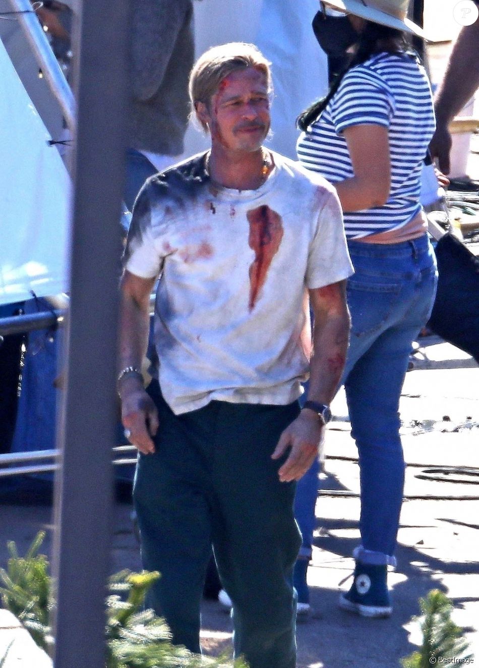 Exclusif - Brad Pitt sur le tournage du film "Bullet Train'' à Los Angeles, le 4 mars 2021.