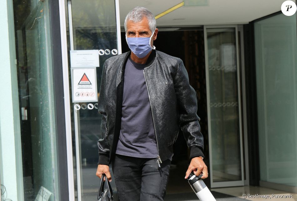 L'animateur producteur Nagui passe devant les studios de Radio France à Paris le 26 août 2020. © Panoramic / Bestimage