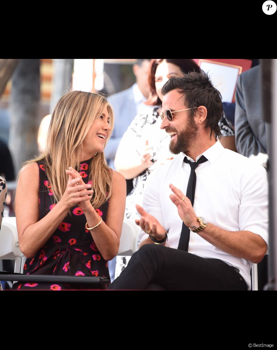 Jennifer Aniston et Justin Theroux lors de la cérémonie d'inauguration de l'étoile de leur ami Jason Bateman sur le Hollywood Walk of Fame à Los Angeles le 26 juillet 2017.
