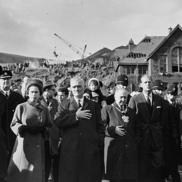 Elizabeth II et son mari le prince Philip lors de leur visite d'Aberfan en 1966.