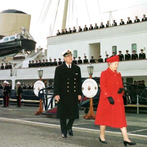 Elizabeth II et son mari le prince Philip lors de la mise hors service du Royal Yacht Britannia à Portsmouth, en 1997.