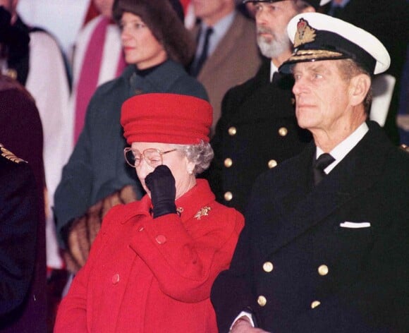 Elizabeth II et son mari le prince Philip lors de la mise hors service du Royal Yacht Britannia à Portsmouth.