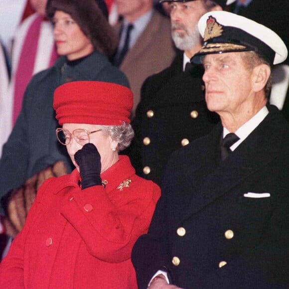 Elizabeth II et son mari le prince Philip lors de la mise hors service du Royal Yacht Britannia à Portsmouth.