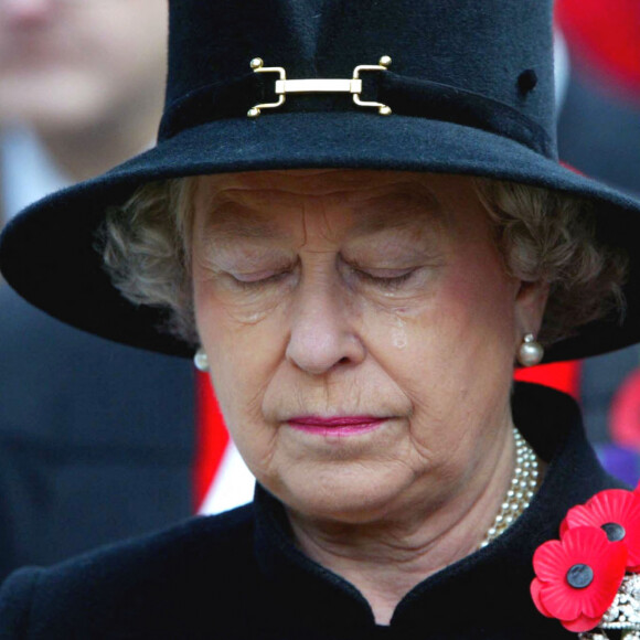 Elizabeth II émue aux larmes lors de la cérémonie du souvenir (Remembrance Service) à l'Abbaye de Westminster, à Londres en 2002.