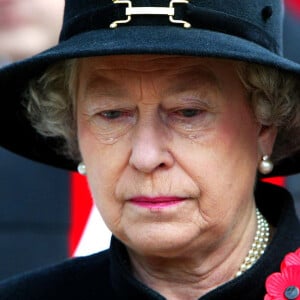 Elizabeth II émue aux larmes lors de la cérémonie du souvenir (Remembrance Service) à l'Abbaye de Westminster, à Londres en 2002.