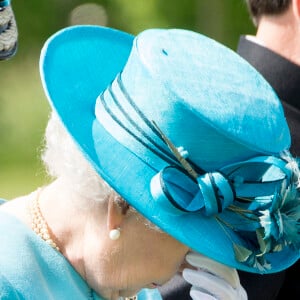 La reine Elisabeth II d'Angleterre émue lors d'une commémoration au National Memorial Arboretum à Stafford le 17 mai 2016. Elle rend hommage aux soldats du régiment Lancaster tués en Afghanistan.