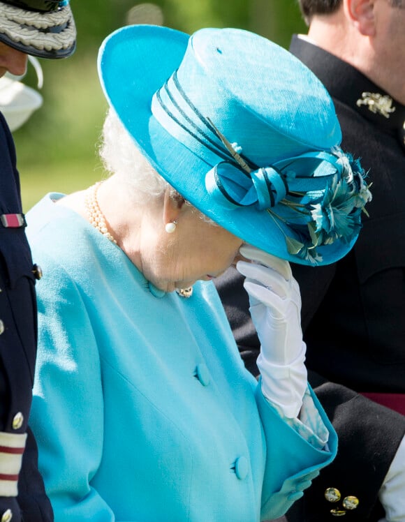 La reine Elisabeth II d'Angleterre émue lors d'une commémoration au National Memorial Arboretum à Stafford le 17 mai 2016. Elle rend hommage aux soldats du régiment Lancaster tués en Afghanistan.