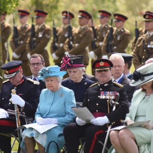 La reine Elisabeth II d'Angleterre lors d'une commémoration au National Memorial Arboretum à Stafford le 17 mai 2016. Elle rend hommage aux soldats du régiment Lancaster tués en Afghanistan.