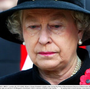 Elizabeth II émue aux larmes lors de la cérémonie du souvenir (Remembrance Service) à l'Abbaye de Westminster, à Londres en 2002.