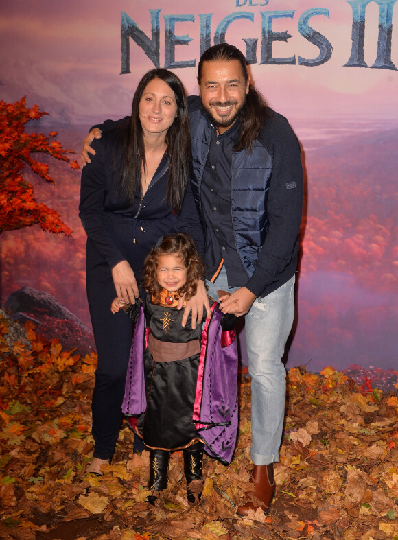 Moundir avec sa femme Inès et leur fille Aliya - Projection exceptionelle de "La Reine des Neiges 2 " au Grand Rex à Paris le 13 novembre 2019. © Veeren Ramsamy/Bestimage
