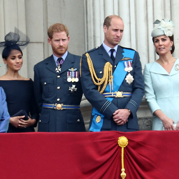 La reine Elisabeth II d'Angleterre, Meghan Markle, duchesse de Sussex (habillée en Dior Haute Couture par Maria Grazia Chiuri), le prince Harry, duc de Sussex, le prince William, duc de Cambridge, Kate Catherine Middleton, duchesse de Cambridge - La famille royale d'Angleterre lors de la parade aérienne de la RAF pour le centième anniversaire au palais de Buckingham à Londres. Le 10 juillet 2018.