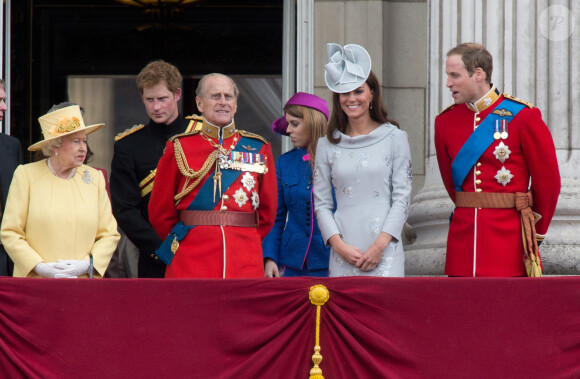 Elizabeth II, le prince Harry, le prince Philip, la princesse Beatrice, Kate Middleton et le prince William lors de la parade Trooping The Colour à Londres en 2012.