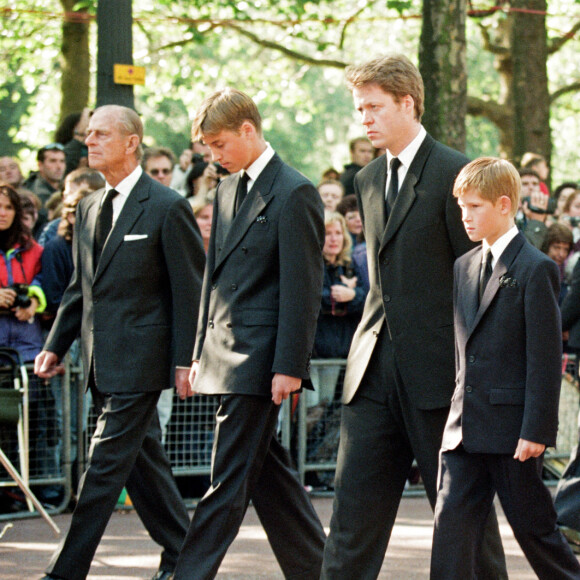 Le prince Philip, duc d'Edimbourg, le prince William, le comteCharles Spencer, le prince Harry et le prince Charles lors de la procession funéraire de la princesse Diana. Le 6 septembre 1997