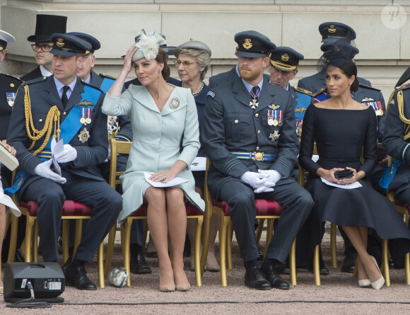 Le prince William, duc de Cambridge, Kate Catherine Middleton, duchesse de Cambridge, le prince William, duc de Sussex, Meghan Markle, duchesse de Sussex - La famille royale d'Angleterre lors de la parade aérienne de la RAF pour le centième anniversaire au palais de Buckingham à Londres.