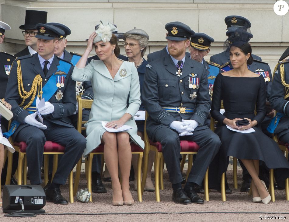 Le prince William, duc de Cambridge, Kate Catherine Middleton, duchesse de Cambridge, le prince William, duc de Sussex, Meghan Markle, duchesse de Sussex - La famille royale d'Angleterre lors de la parade aérienne de la RAF pour le centième anniversaire au palais de Buckingham à Londres.