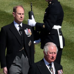 Le prince Charles, prince de Galles, le prince Edward, comte de Wessex - Arrivées aux funérailles du prince Philip, duc d'Edimbourg à la chapelle Saint-Georges du château de Windsor, le 17 avril 2021.