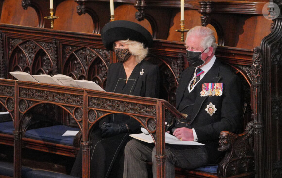 Le prince Charles, prince de Galles, et Camilla Parker Bowles, duchesse de Cornouailles, - Funérailles du prince Philip, duc d'Edimbourg à la chapelle Saint-Georges du château de Windsor, Royaume Uni.