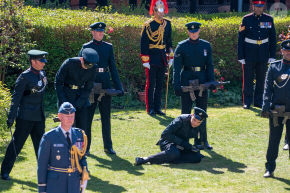 Un membre du régiment de la British Army "The Rifles" tombe à terre - Arrivées aux funérailles du prince Philip, duc d'Edimbourg à la chapelle Saint-Georges du château de Windsor, le 17 avril 2021. 