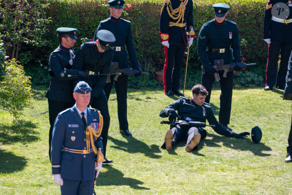 Un membre du régiment de la British Army "The Rifles" tombe à terre - Arrivées aux funérailles du prince Philip, duc d'Edimbourg à la chapelle Saint-Georges du château de Windsor, le 17 avril 2021. 