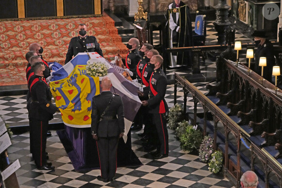 La reine Elisabeth II d'Angleterre - Funérailles du prince Philip, duc d'Edimbourg à la chapelle Saint-Georges du château de Windsor, Royaume Uni, le 17 avril 2021. 