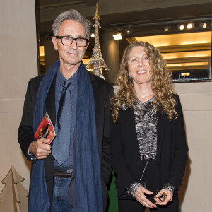 Thierry Lhermitte et sa femme Hélène lors de la 22ème édition des "Sapins de Noël des Créateurs" au théâtre des Champs-Elysées. La soirée est placée cette année sous le thème enchanteur "Sapin Vert & Flocons d'Or". Paris, le 17 novembre 2017. © Pierre Perusseau/Bestimage 