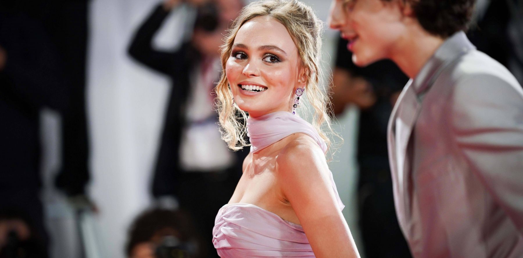 LilyRose Depp en couple gâtée par Timothée Chalamet lors d'un nouveau rencard Purepeople LilyRose Depp en couple gâtée par Timothée Chalamet lors d'un nouveau rencard Purepeople
