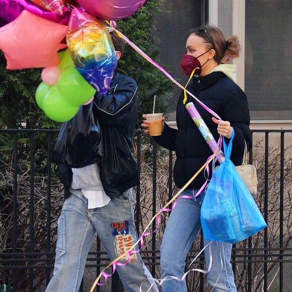 Exclusif - Lily-Rose Depp et un ami se baladent à New York, le 7 avril 2021.