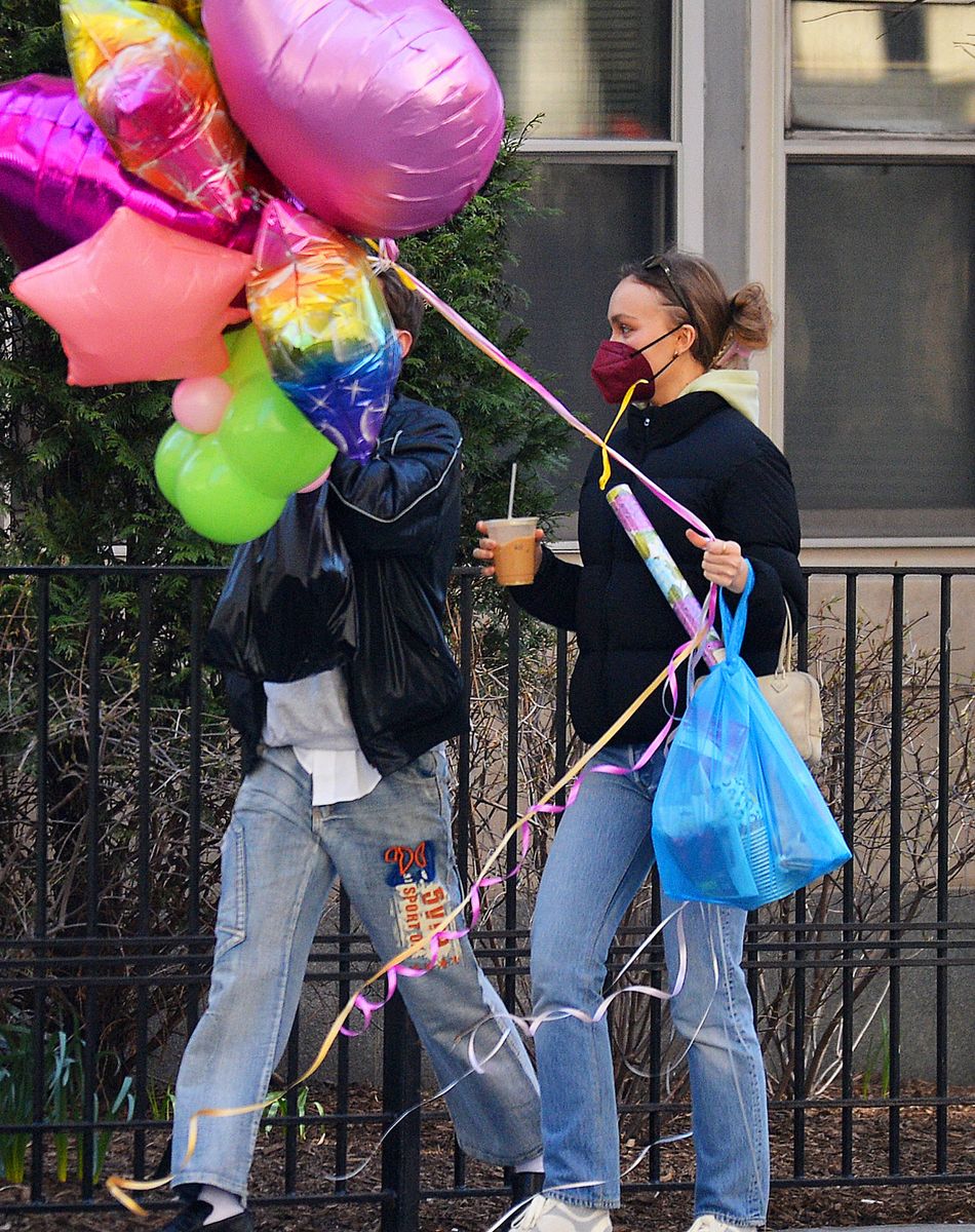 Exclusif - Lily-Rose Depp et un ami se baladent à New York, le 7 avril 2021.