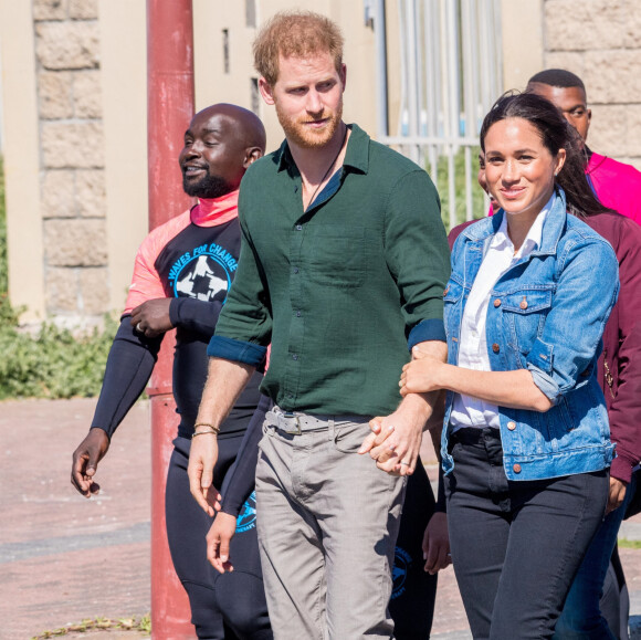 Le prince Harry, duc de Sussex, et Meghan Markle, duchesse de Sussex rencontrent les membres de "Waves for Change" au Cap lors de leur 2ème journée en Afrique du Sud.
