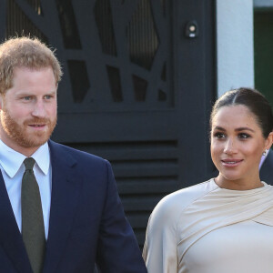 Le prince Harry, duc de Sussex, et Meghan Markle, duchesse de Sussex, enceinte assistent à une réception organisée par l'ambassadeur britannique au Maroc, Thomas Reilly, à la résidence britannique de Rabat, le 24 février 2019, dans le cadre de leur voyage officiel au Maroc.