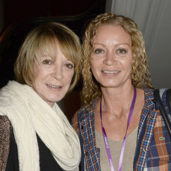 Alice Dona, sa fille Raphaelle Ricci - Mimie Mathy a recu les insignes de Chevalier dans l'Ordre National du Merite des mains de Jean-Claude Camus a l'issue de son spectacle "Je re-papote avec vous" au theatre de la Porte Saint-Martin a Paris.