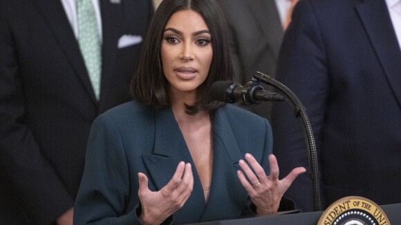 Kim Kardashian : La future avocate révise en string, ses followers adorent !