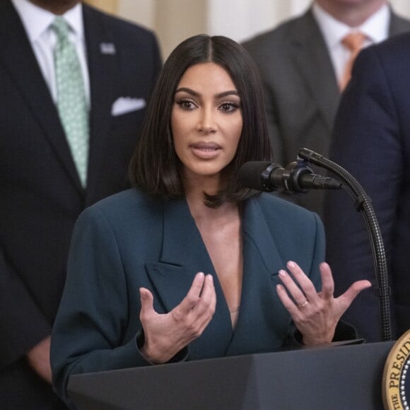 Kim Kardashian a toujours pour ambition de devenir avocate. Elle continue de préparer son examen pour le barreau de Californie, dans une tenue sexy et sous un soleil radieux...