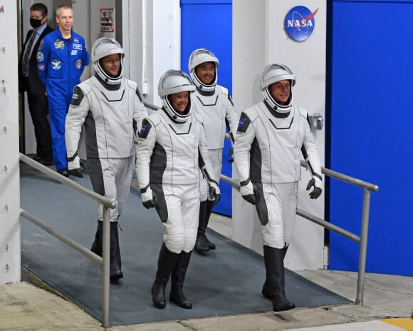 Megan McArthur, Shane Kimbrough (première ligne), Thomas Pesquet et Akihiko Hoshide au Kennedy Space Center, en Floride, le 23 avril 2021, avant leur départ à bord de leur vaisseau SpaceX.