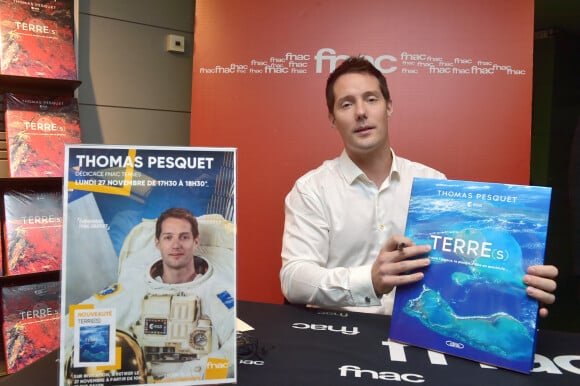 Exclusif - L'astronaute Thomas Pesquet en séance de dédicace pour son livre Terre (s) à la Fnac des Ternes à Paris le 27 novembre 2017.