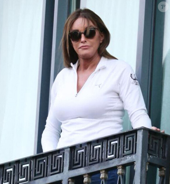 Exclusif - Caitlyn Jenner fume une cigarette sur le balcon de son hôtel avant de se rendre dans la jungle pour l'émission "Je suis une célébrité, sortez-moi de là" ('I'm a Celebrity, Get Me Out Of Here) à Brisbane, le 14 novembre 2019.
