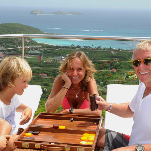 Exclusif - Yves Rénier pose avec sa femme Karin et leurs fils Jules et Oscar dans leur maison de Saint-Barthélémy